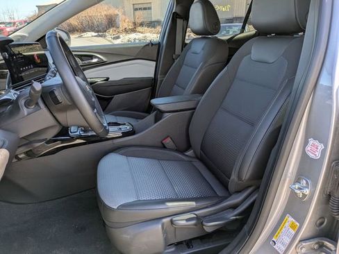 Used 2025 Chevrolet Trax LT w/ LT Convenience Package image 7