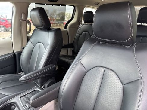 Used 2024 Chrysler Pacifica Touring-L image 7