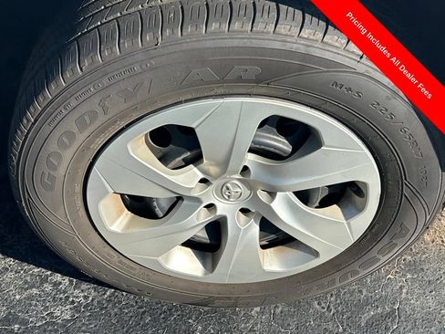 Used 2022 Toyota RAV4 LE FWD image 2