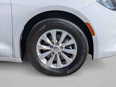 Used 2018 Chrysler Pacifica LX w/ Tire & Wheel Group FWD image 22