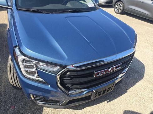 Used 2024 GMC Terrain SLE FWD image 2
