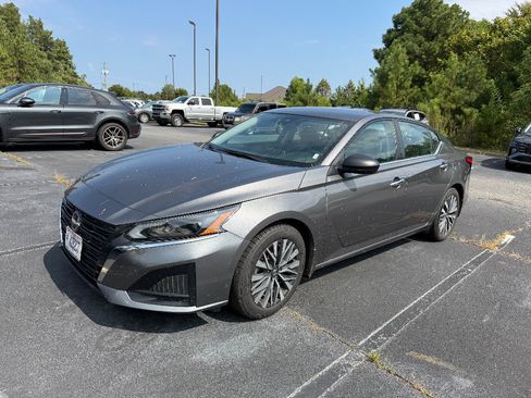 Used 2025 Nissan Altima 2.5 SV FWD image 1