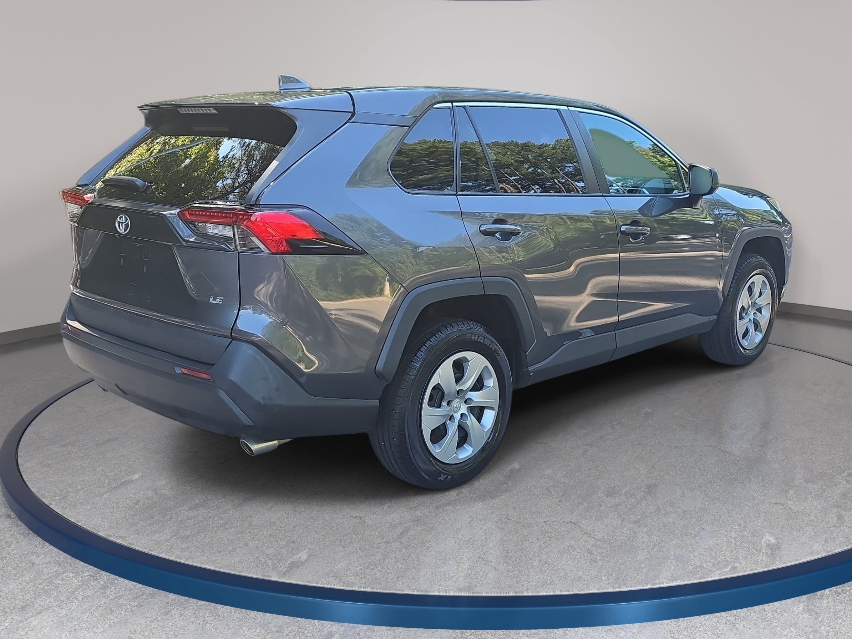 Used 2022 Toyota RAV4 LE FWD image 5