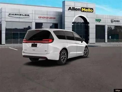 New 2026 Chrysler Pacifica Select image 7