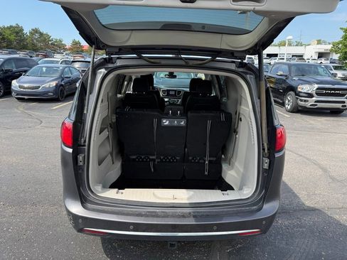 Used 2018 Chrysler Pacifica Touring-L FWD image 5