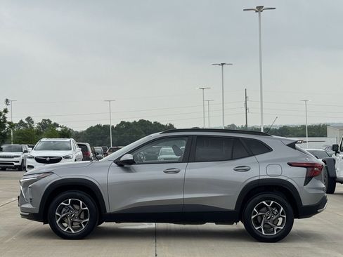 Used 2025 Chevrolet Trax LT w/ Driver Confidence Package FWD image 3