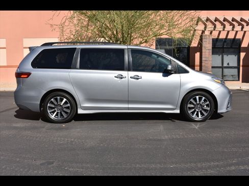 Used 2018 Toyota Sienna Limited Premium w/ Preferred Accessory Package FWD image 1