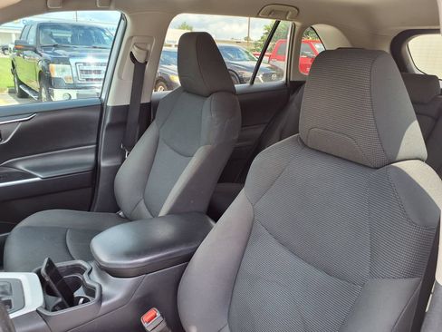 Used 2021 Toyota RAV4 LE w/ Carpet Mat Package (TMS) FWD image 33