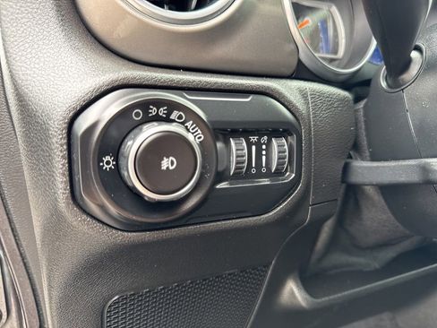 Used 2020 Jeep Wrangler Unlimited Sahara image 41