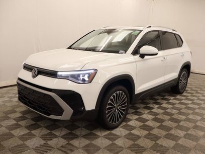 Used 2025 Volkswagen Taos SE w/ Panoramic Sunroof Package