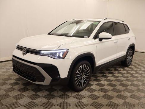 Used 2025 Volkswagen Taos SE w/ Panoramic Sunroof Package image 1