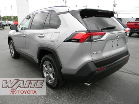 Used 2025 Toyota RAV4 LE AWD/4WD image 4