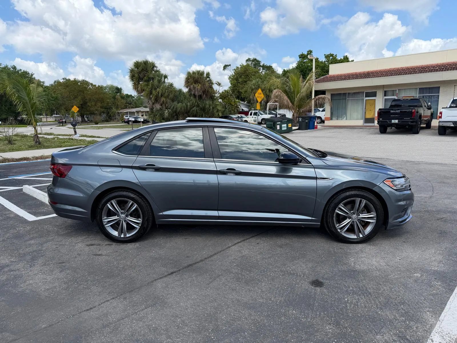 Used 2020 Volkswagen Jetta R-Line w/ R-Line Cold Weather Package FWD image 4