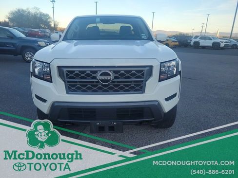 Used 2023 Nissan Frontier SV image 3