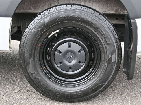 Used 2025 Mercedes-Benz Sprinter 2500 image 4