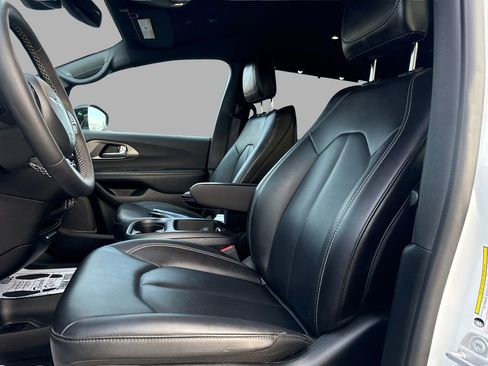 Used 2025 Chrysler Pacifica Select image 10