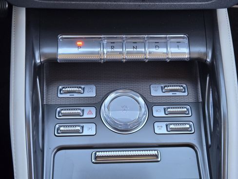 Used 2024 Lincoln Nautilus Premier image 24