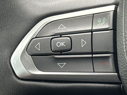 Used 2024 Chevrolet Trax RS FWD image 19
