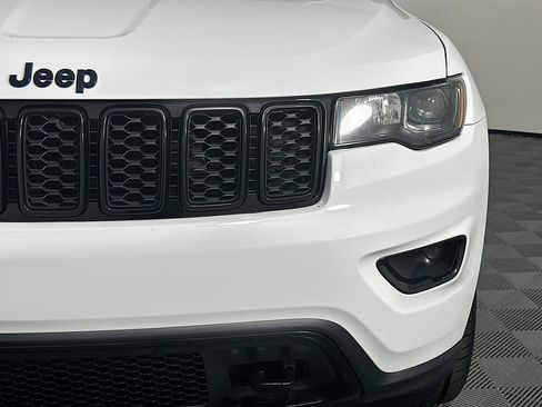 Used 2019 Jeep Grand Cherokee Laredo image 5