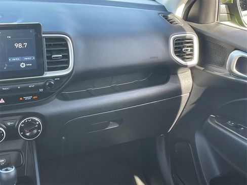 Used 2020 Hyundai Venue SE image 15