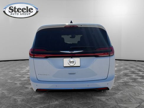 New 2026 Chrysler Pacifica Select image 4