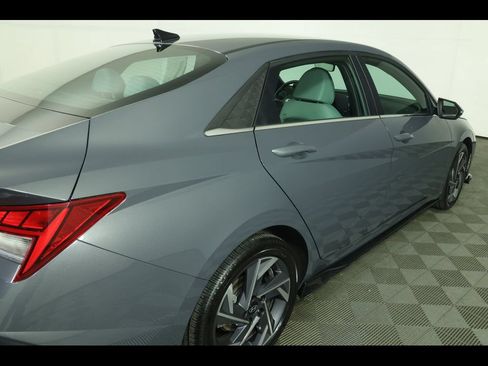 Used 2025 Hyundai Elantra Limited FWD image 19