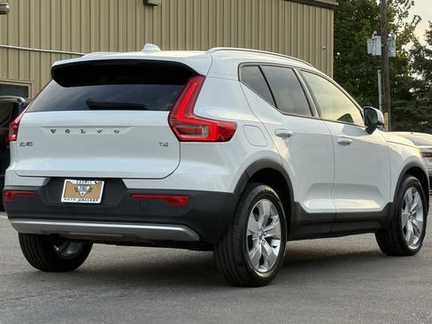 Used 2022 Volvo XC40 T4 Momentum image 5