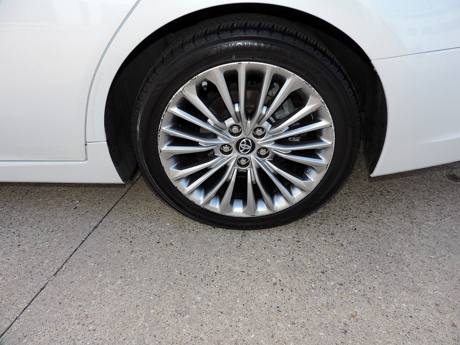 Used 2019 Toyota Avalon Limited FWD image 12