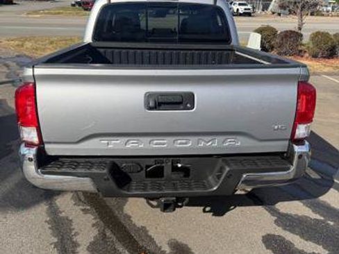 Used 2021 Toyota Tacoma SR5 AWD/4WD image 5
