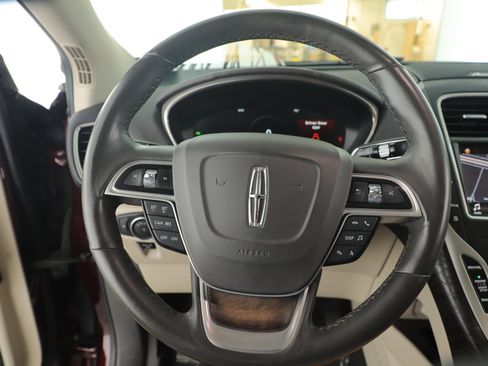 Used 2019 Lincoln Nautilus Reserve image 11