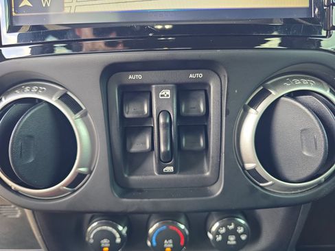 Used 2016 Jeep Wrangler Unlimited Rubicon AWD/4WD image 17