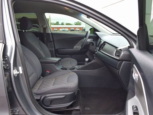 Used 2017 Kia Niro LX image 32