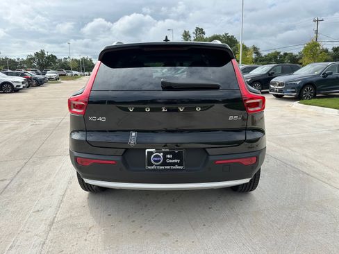 Used 2025 Volvo XC40 B5 Core w/ Protection Package Premier image 4