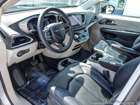 Used 2024 Chrysler Pacifica Touring-L FWD image 10