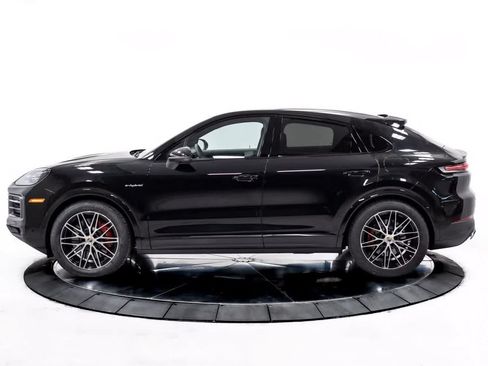 Certified 2025 Porsche Cayenne S AWD/4WD image 2