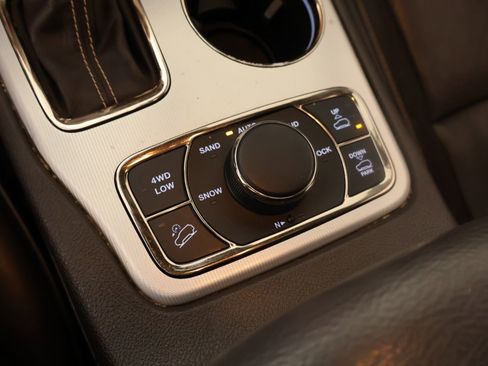 Used 2018 Jeep Grand Cherokee Summit AWD/4WD image 9