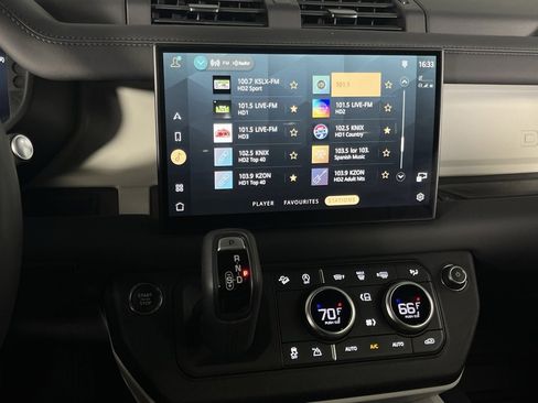 Used 2025 Land Rover Defender 110 S image 17