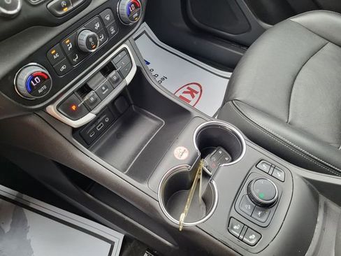 Used 2024 GMC Terrain SLT image 21