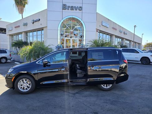 New 2026 Chrysler Pacifica Select image 5