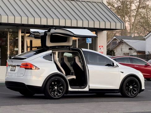 Used 2018 Tesla Model X 100D image 8