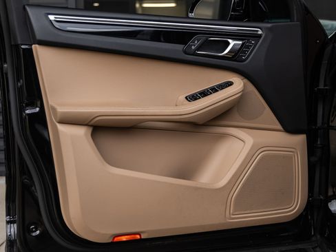 Certified 2024 Porsche Macan AWD/4WD image 21