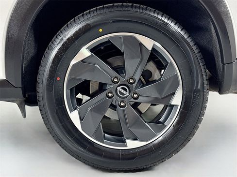 Used 2024 Nissan Rogue SV image 10