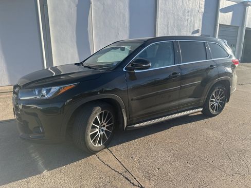 Used 2017 Toyota Highlander SE image 1