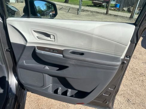 Used 2022 Toyota Sienna LE FWD image 11