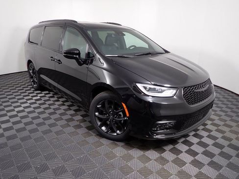 New 2026 Chrysler Pacifica Select w/ S Appearance Package image 7