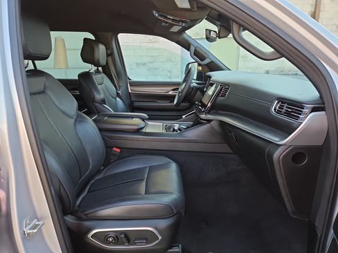 Used 2024 Jeep Wagoneer L Series II w/ Flexible Seating Group RWD image 17
