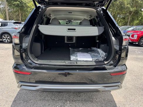 New 2025 Mitsubishi Outlander SE image 13