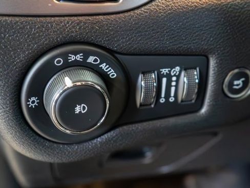 Used 2020 Jeep Cherokee Limited image 21