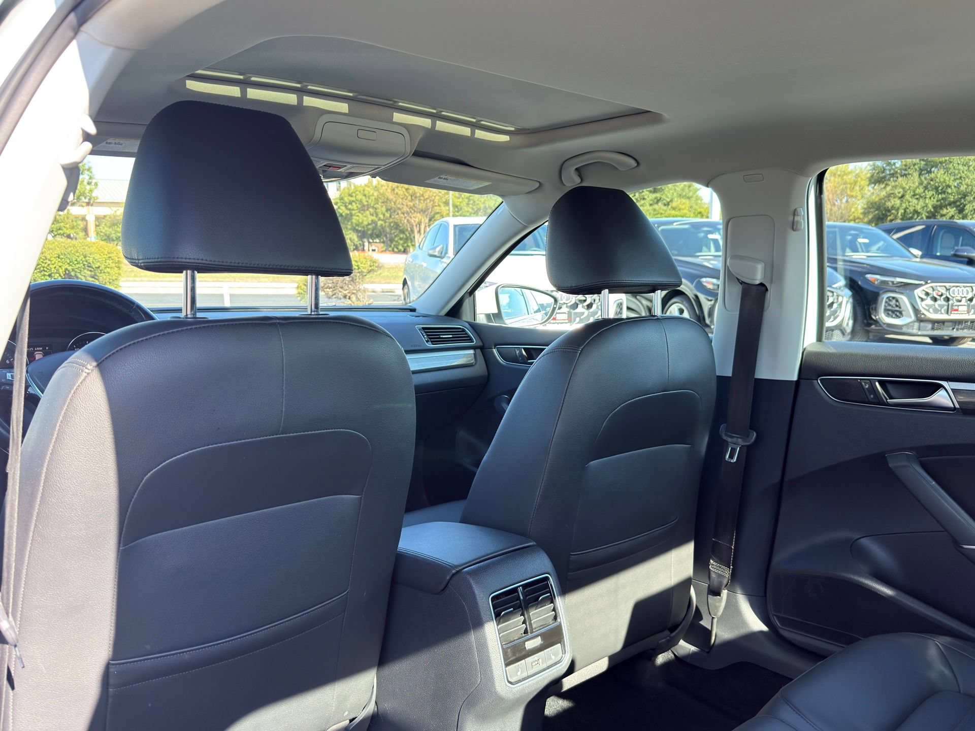 Used 2017 Volkswagen Passat 3.6 SEL Premium FWD image 29