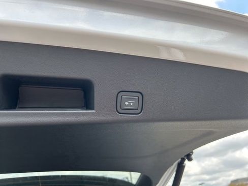 New 2026 Chevrolet Traverse LT w/ Sun and Wheel Package FWD image 32